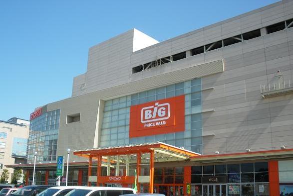 Shopping centre. The ・ 300m to Big