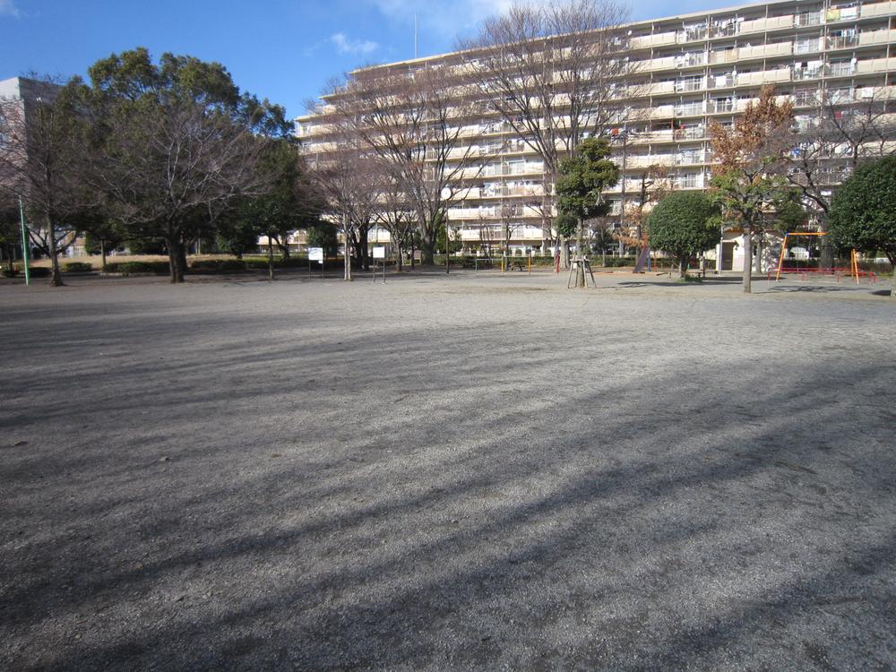 park. 30m to the north Cultural Park