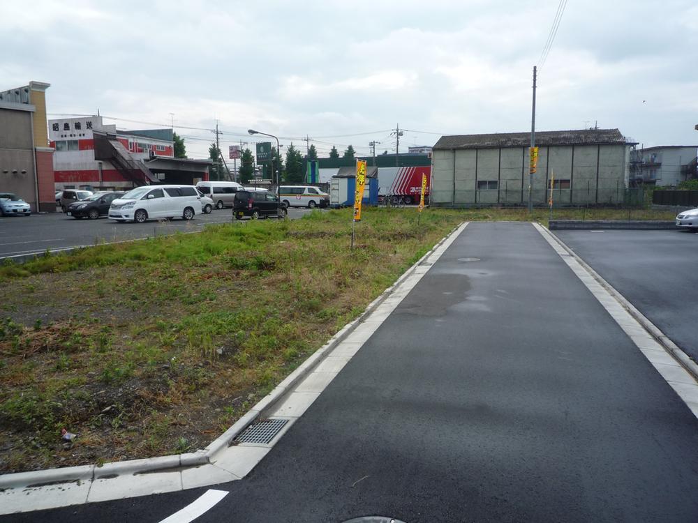 Local photos, including front road. Local (June 2011) shooting