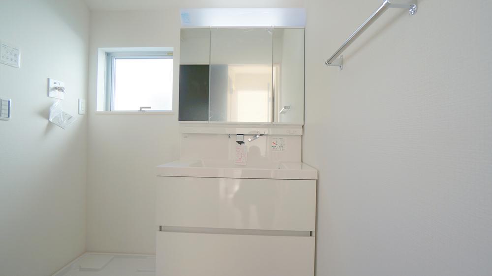 Wash basin, toilet. Wash basin