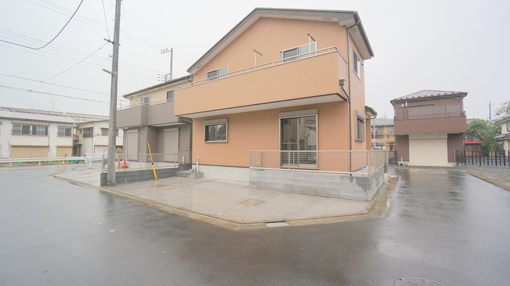 Local photos, including front road. 2013 August shooting