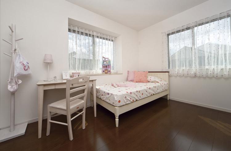 Non-living room. About 5.1 tatami nursery dihedral lighting. In the morning of awakening and plenty of bathed in warm natural light things fresh. Since the bay window counter is designed, It is possible to lay out what you like (sale Models House)