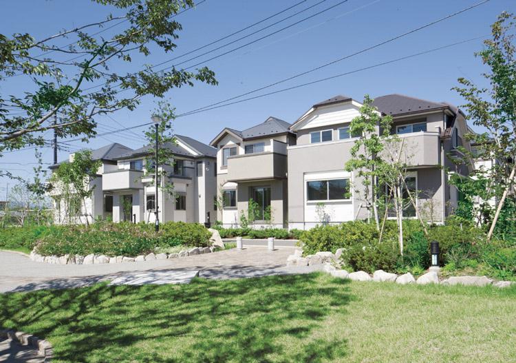 Local appearance photo. Color of the building by AYUMO CITY In the district plan, height, Setting regulations to keep the securing good views of the site area. Outer wall and roof where the earth color tones is, Create a city landscape with a sense of unity together in harmony with the natural environment (local streets)