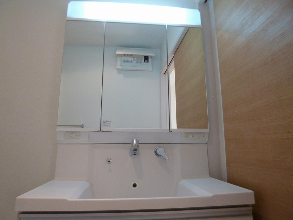 Wash basin, toilet. Wash basin