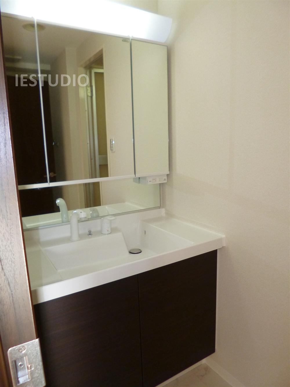 Wash basin, toilet. Indoor (12 May 2013) Shooting