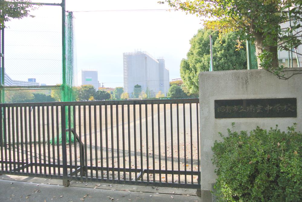 Junior high school. Akishima stand auspicious clouds to junior high school 622m