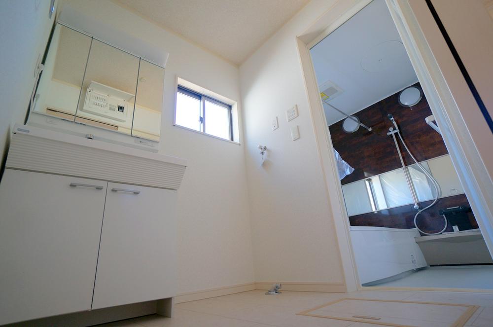 Wash basin, toilet. Wash basin