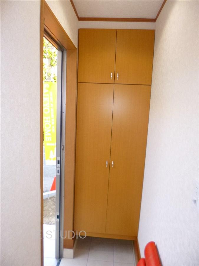 Entrance. Local (12 May 2013) Shooting