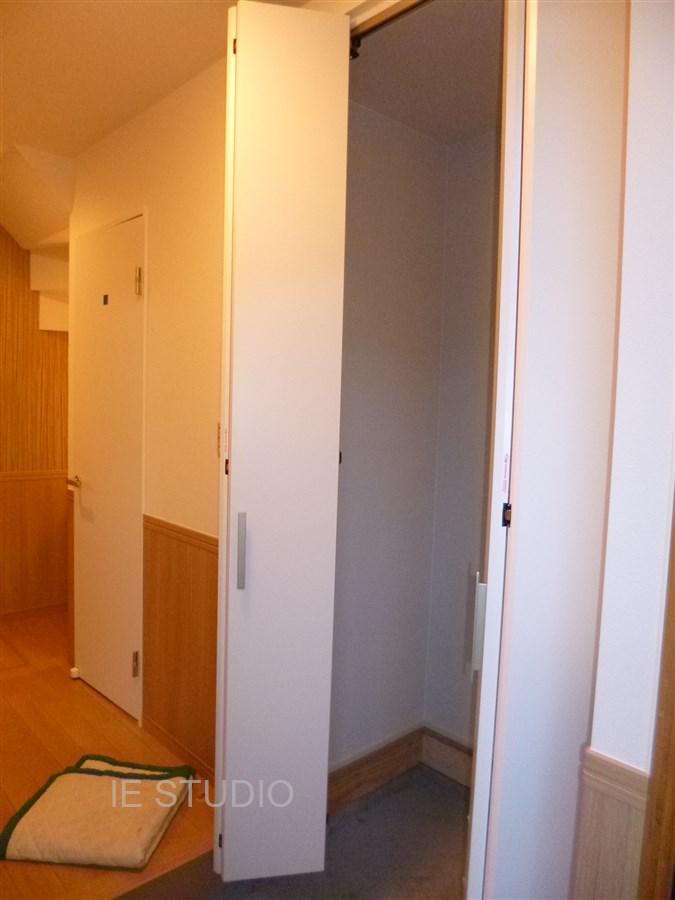 Entrance. Local (11 May 2013) Shooting