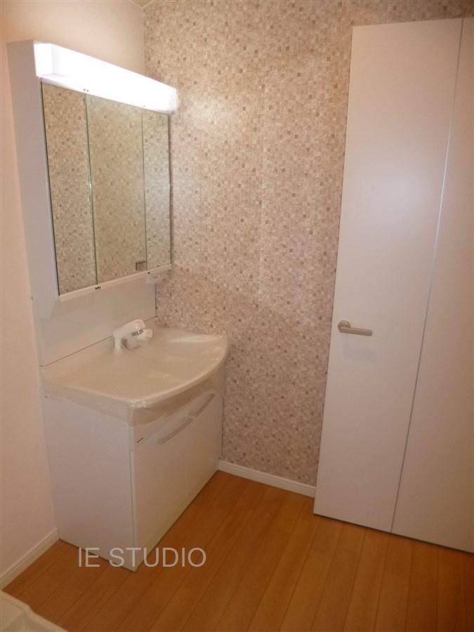 Wash basin, toilet. Local (11 May 2013) Shooting