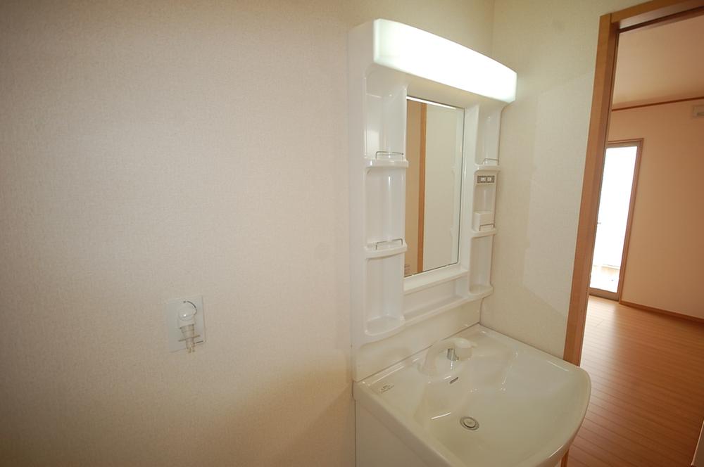 Wash basin, toilet. Wash basin