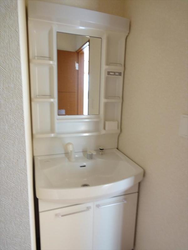 Wash basin, toilet. (October 2013) Shooting