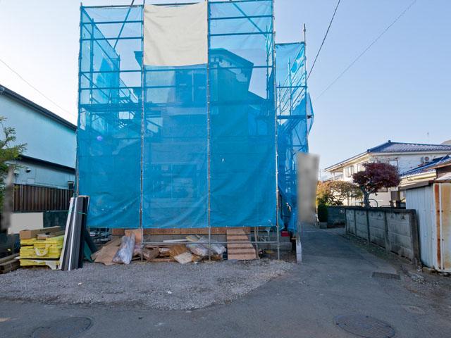 Local photos, including front road. Local (12 May 2013) Shooting