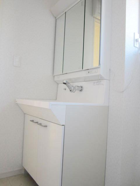 Wash basin, toilet. Indoor (11 May 2013) Shooting