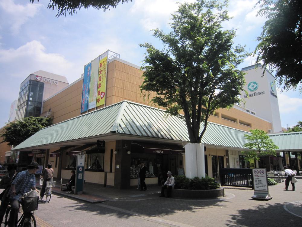 Shopping centre. 800m to Mori Town