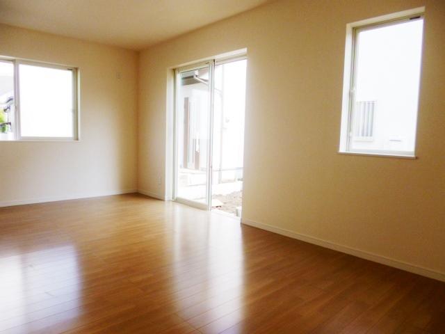 Living. 1 Building site (July 1, 2013) Shooting You can also be a party in a wide living room