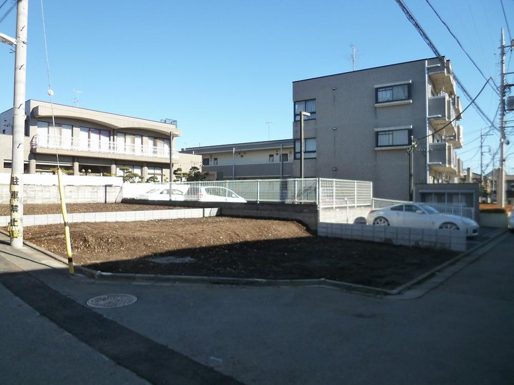 Local photos, including front road. Front road south 4m West 5m