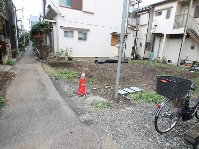 Local photos, including front road. Contact road situation