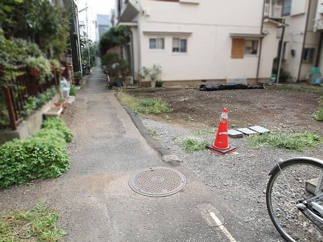 Local photos, including front road. Contact road situation