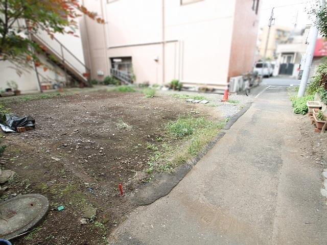 Local photos, including front road. Contact road situation