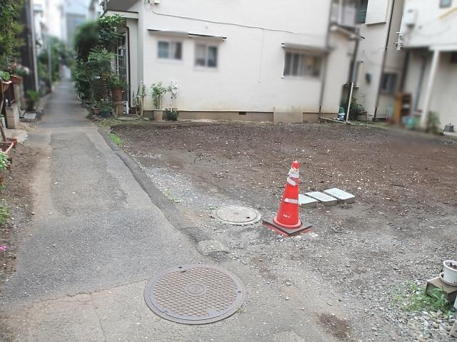 Local photos, including front road. Contact road situation