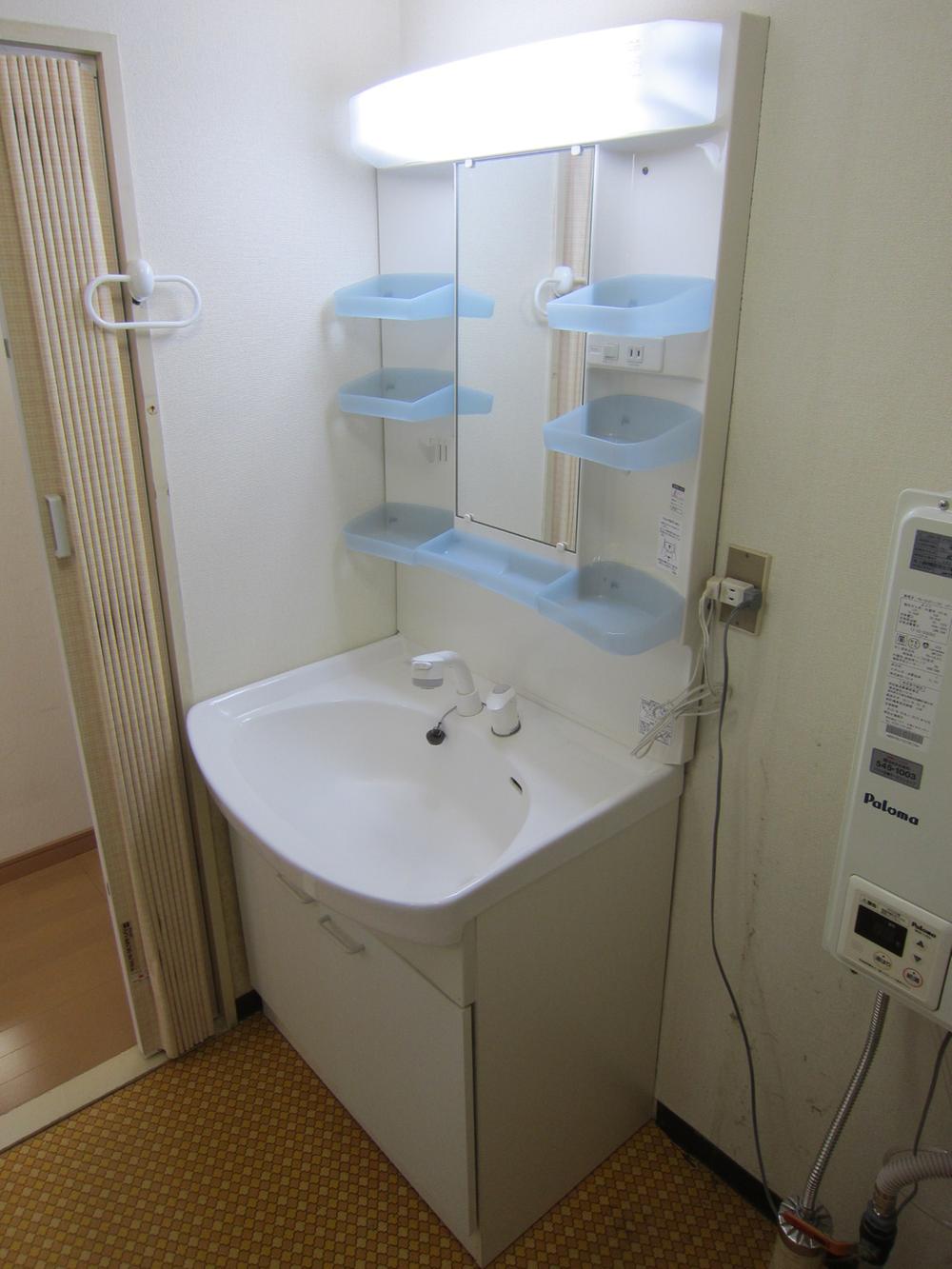 Wash basin, toilet. Indoor (12 May 2013) Shooting