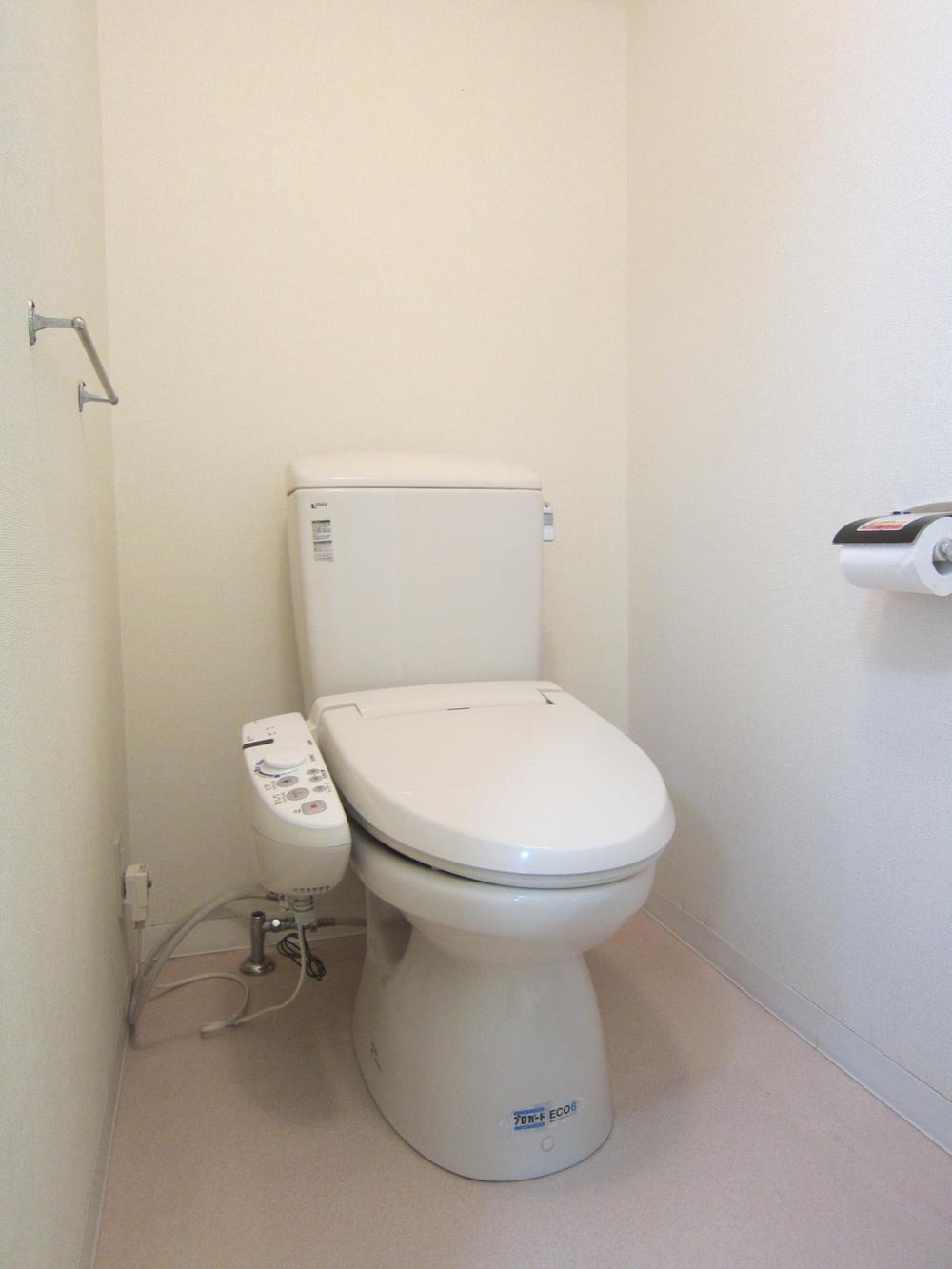 Toilet. Indoor (12 May 2013) Shooting