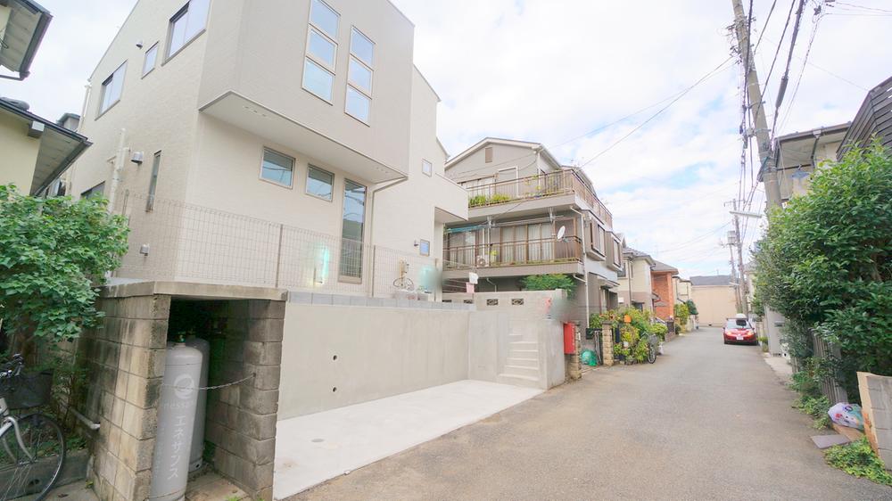 Local photos, including front road. Local shooting