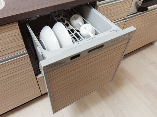 Kitchen.  [Dishwasher] Simply set the dishes, A dish washing and drying machine that can be from the cleaning to the drying was standard equipment.