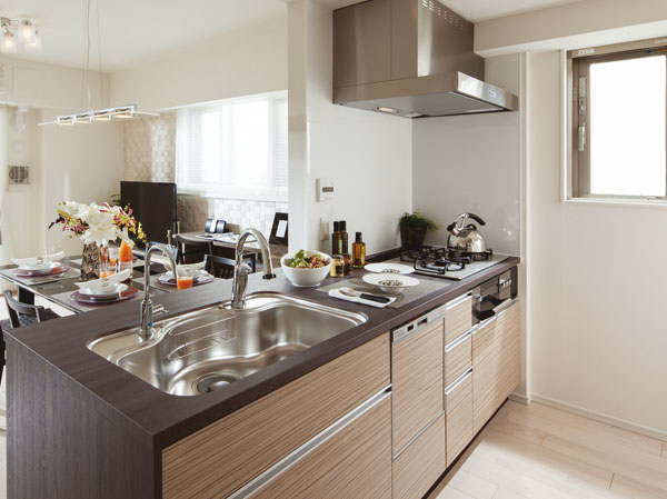 Kitchen.  [Space to cherish the functionality and cleanliness than anywhere] Stylish kitchen, which was adopted Sulfur butterfly design to the side from the top plate. living ・ Harmony with the dining also cherish, Sophisticated design is attractive. (Indoor photo of me is what all was taken the A type model room)