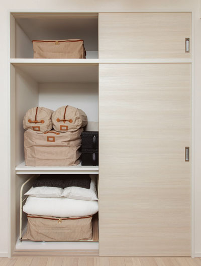 Interior.  [Well-balanced arranged a storage space in various places] Wide footwear put to direct clean and beautifully around the entrance, Closet to organize the whole family of the wardrobe. Furthermore, Closet upper closet of Japanese-style room, living ・ Such as dining and hallways of the cupboard, It was placed in a well-balanced storage space for where I am more spacious living. (Futon closet. A type limited menu plan (free of charge ・ Application deadline have) and you will)