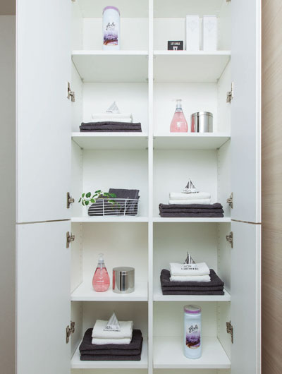 Bathing-wash room.  [Linen cabinet] Linen box for storing the toiletries, including a towel. Even when well-News, It is immediately taken out convenient.