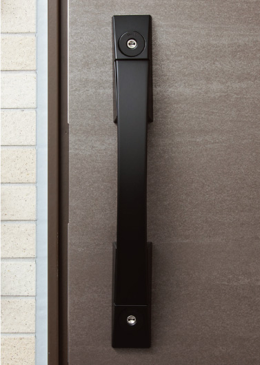 Security.  [Double Rock] Adopt a double lock that can be locked with two units at the top and bottom to the entrance door. It difficult to incorrect lock, It has extended crime prevention.