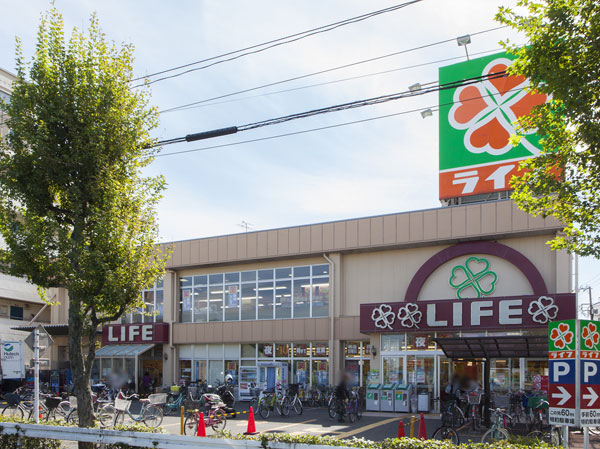 Surrounding environment. Life Higashiogu store (about 520m, 7-minute walk)