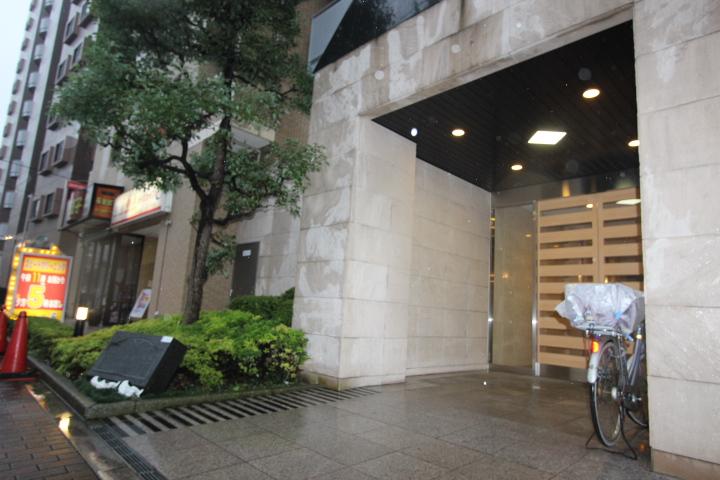 Entrance. Auto with lock, Abode of peace of mind in a 24-hour manned management.