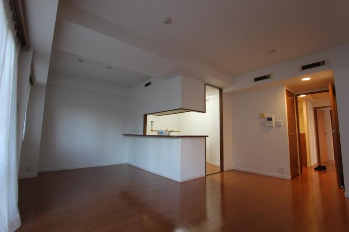 Living. Spacious 16.8 Pledge of LDK. Face-to-face kitchen where you can enjoy a conversation with your family, even while cooking. 2013 October shooting)