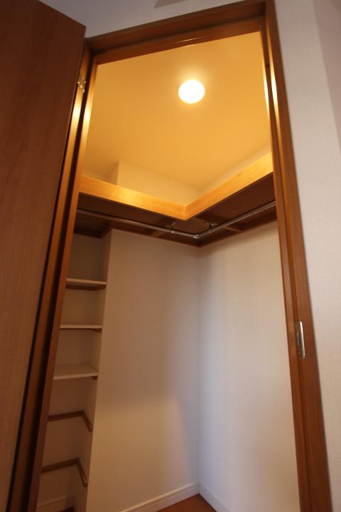 Receipt. Clothes, of course, Golf back Ya, It can also be stored, such as suitcase, It is the space of the room.