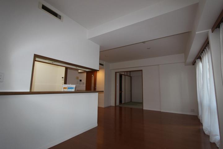 Living. Clean room in the pre-interior renovation. Since the House of the cleaned you can move at any time.