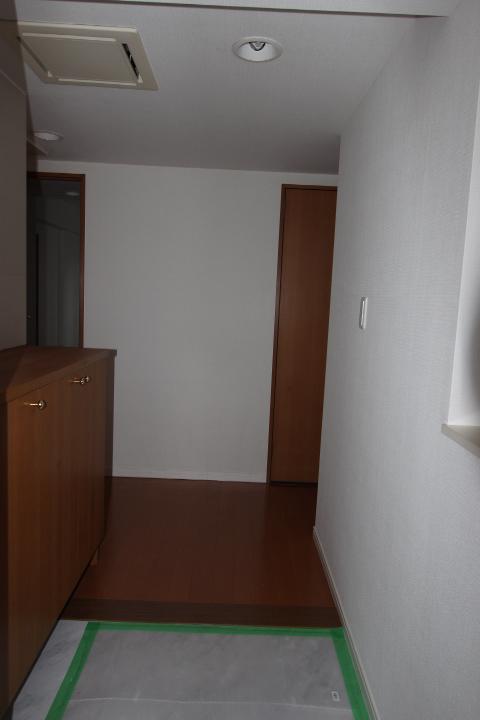 Entrance. Plenty of entrance storage. Space on the housing can be arranged in the desired space.