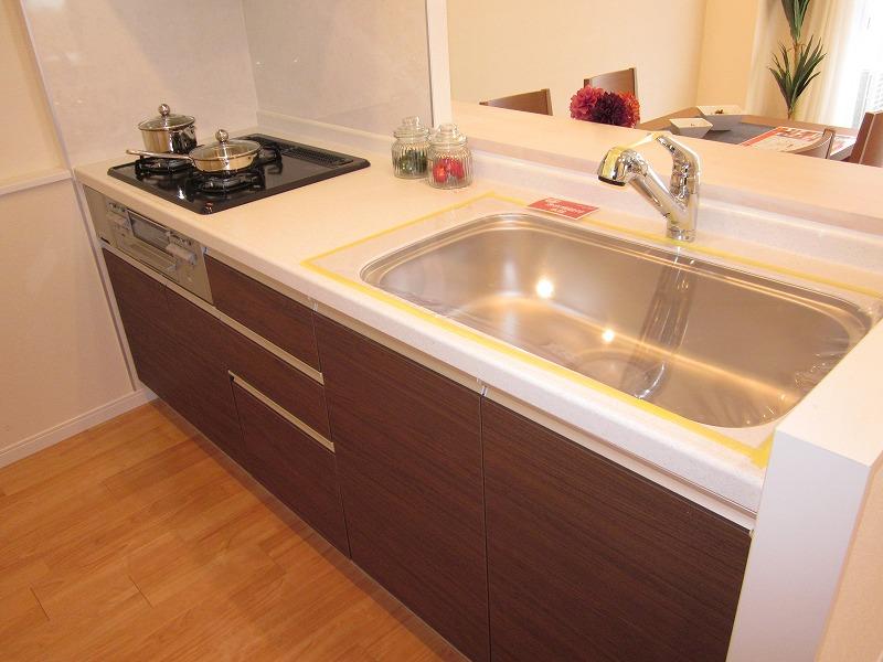 Kitchen. Indoor (11 May 2013) Shooting Face-to-face counter kitchen