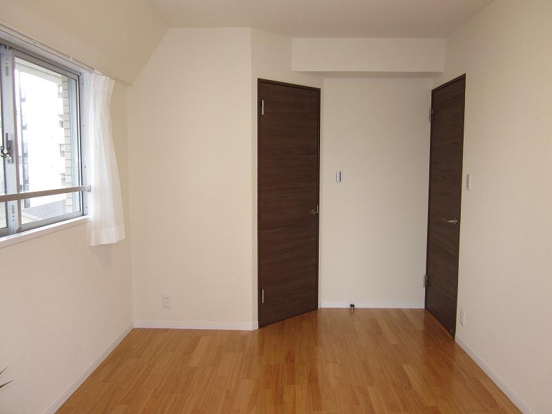 Non-living room. Indoor (11 May 2013) Shooting Western-style 6 Pledge