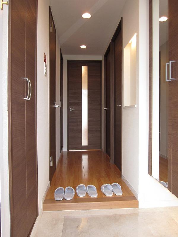 Entrance. Local (11 May 2013) Shooting Housed on both sides of the entrance