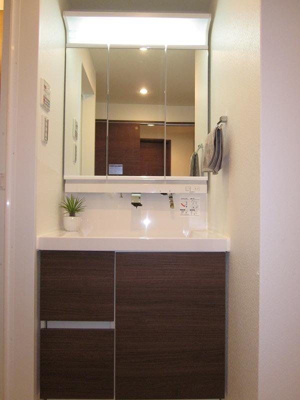 Wash basin, toilet. Indoor (11 May 2013) Shooting Vanity to become a three-sided mirror