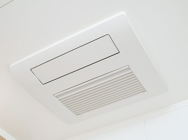 Bathing-wash room.  [Hot-water bathroom heater dryer] Remove quickly the moisture in the bathroom, Also useful for drying laundry on a rainy day. It is also possible to heating in the bathroom before bathing in the cold season.