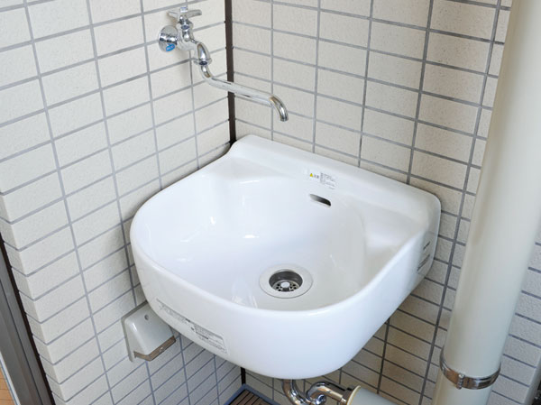 Other.  [Slop sink] Cleaning of gardening and balcony, Or we established a convenient slop sink in, such as on the balcony shoes of dirt off you want to wash outdoors.