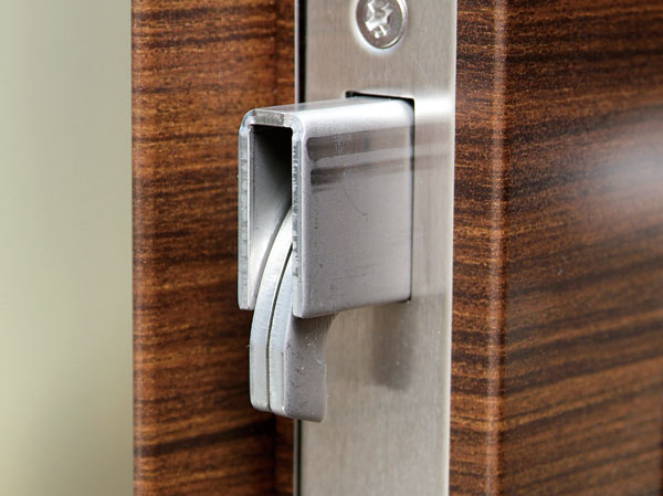 Security.  [Incorrect tablet measures ・ Sickle dead bolt] Since the dead bolt has become sickle, Less likely to be out of a lock in an attempt to pry at the bar, etc., It is hard to structure that is the wrong answer tablets.