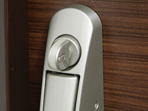 Security.  [Crime prevention thumb turn (switch type thumb)] Thumb turn (locking on the indoor side of the entrance door ・ The knob) to rotate when you unlock the "switch type of thumb.". Even for modus operandi of "thumb turning" that by turning the knob from the external equipment, etc. is unlocked, And it exhibits a high crime prevention.