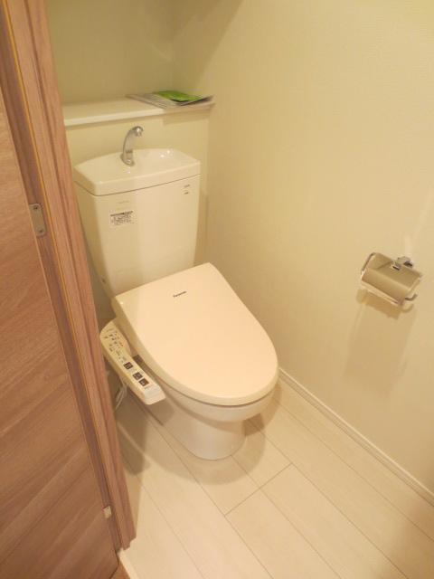 Toilet. Indoor (11 May 2013) Shooting