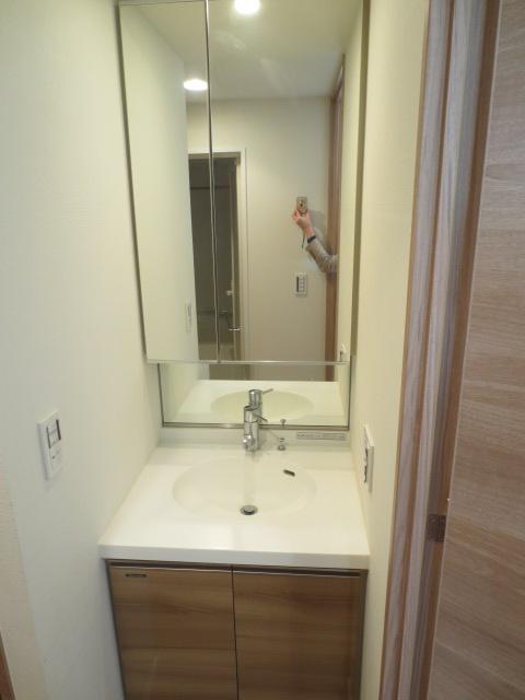 Wash basin, toilet. Indoor (11 May 2013) Shooting