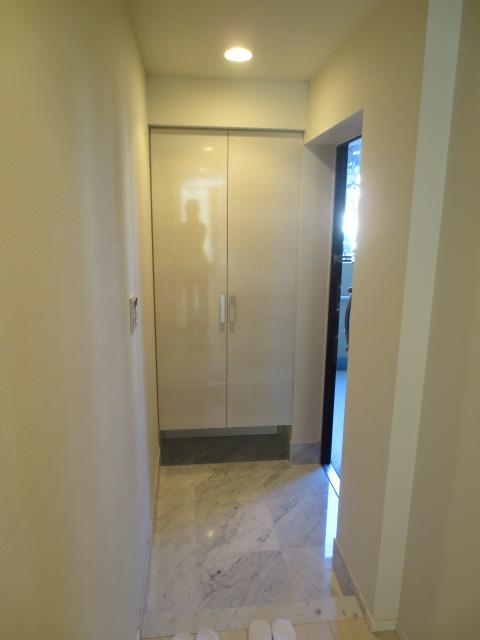 Entrance. Local (11 May 2013) Shooting